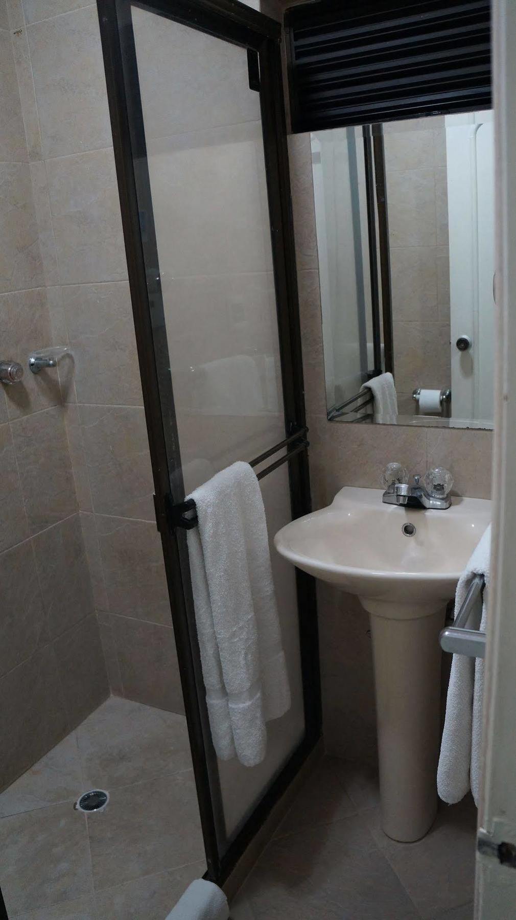 Hotel Lukas Меделин Екстериор снимка